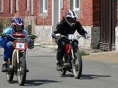 Osmý ročník závodů mopedů a fichtlů v Radslavicích
