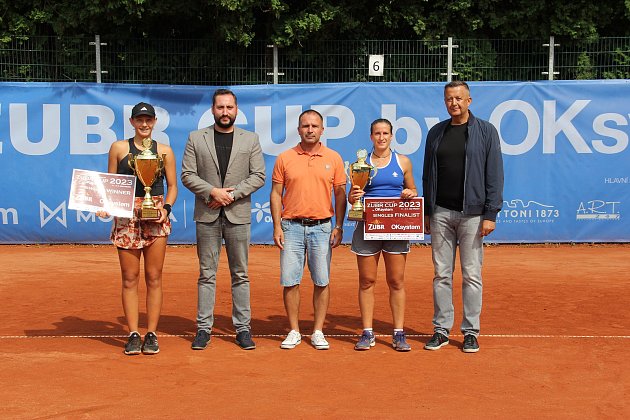 Finále tenisového Zubr Cupu by OKsystem 2023 ovládla Srbka Mia Rističová (vlevo). Italku Auroru Zantedeschiovou porazila 6:1 a 6:2.