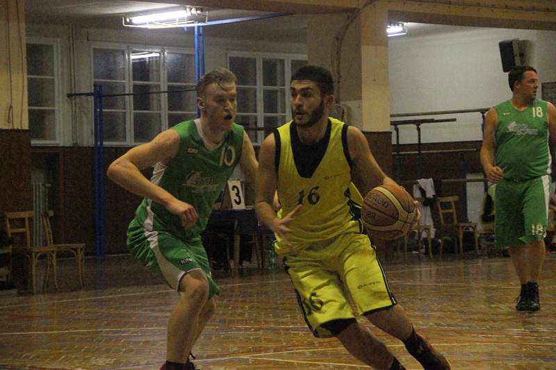 Basketbalisté Přerova (ve žlutém) proti TJ Šumperk B. Daniel Perz