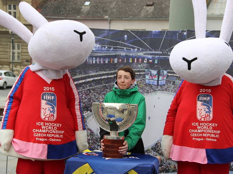 Focení na náměstí TGM v Přerově s maskoty MS v hokeji. Přidal se i maskot přerovského týmu HC Zubr