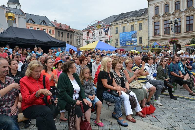 V neděli to na pódiu rozparádila známá česká kapela Buty se zpěvákem, kytaristou a skladatelem Radkem Pastrňákem. Skupina zahrála všechny své známé hity jako František, Krtek nebo Nad stádem koní.