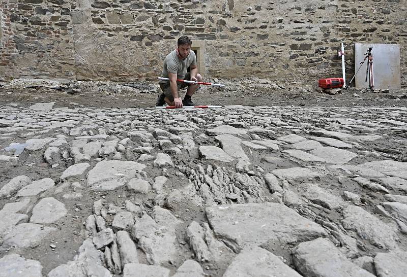 Archeologové provádějí dokumentaci renesanční dlažby na hradě Helfštýně