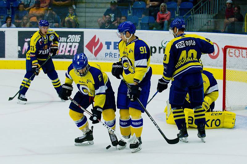 Hokejisté HC Zubr Přerov (v modrých dresech) v přípravě proti Aukro Berani Zlín.