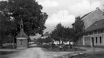 Náves s kaplí svatého Martina v Henčlově, forografie z roku 1927.