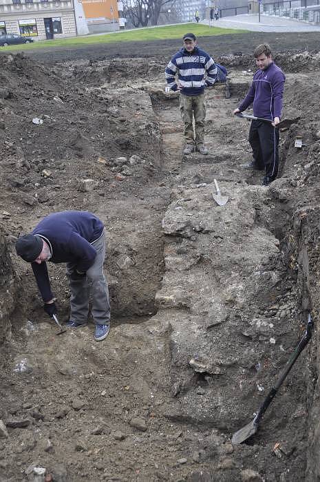 Archeologové Na Marku odkryli celý půdorys bratrské školy.