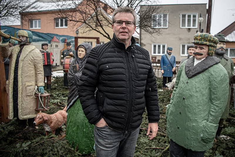 Na návsi v Dřevohosticích už jsou rozestavěny sochy velkého figurálního betlému, 30. listopadu 2021. Starosta Dřevohostic Petr Dostál.