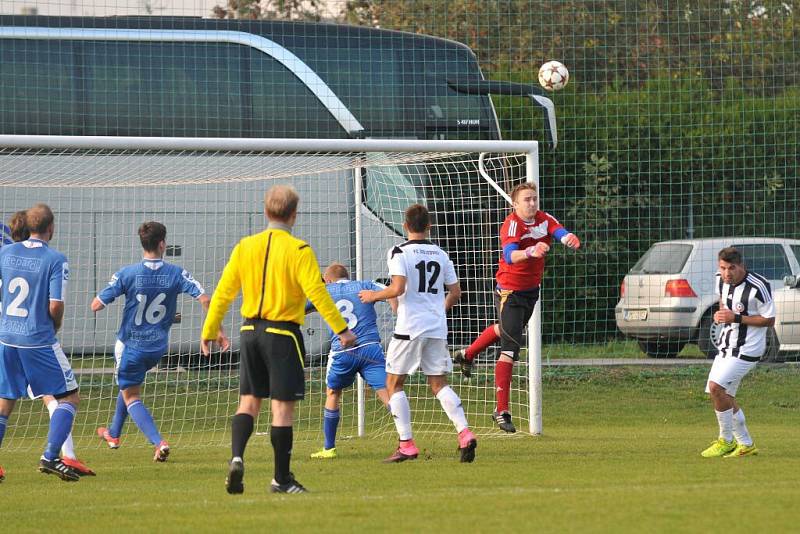 Fotbalisté Želatovic (v černo-bílé) proti Zábřehu 