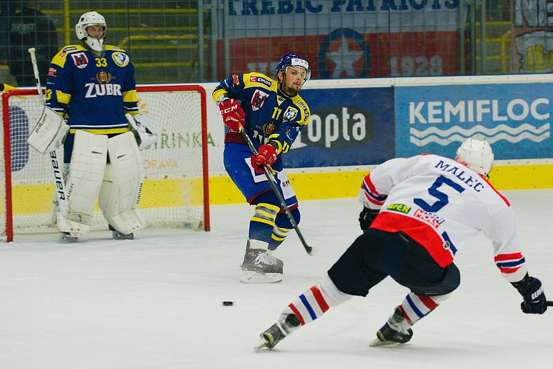 Hokejisté Přerova (v modrém) proti Třebíči