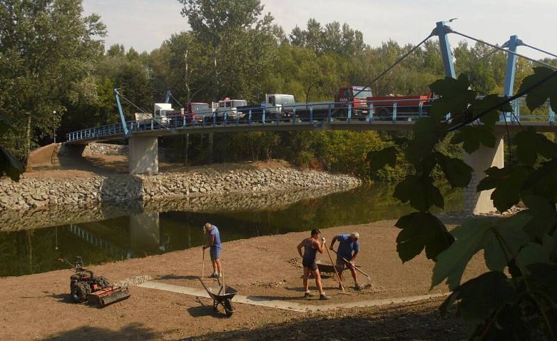 Na lávce U Tenisu probíhaly zátěžové zkoušky, které měly zjistit její nosnost. Stavba bude definitivně hotová do konce srpna 2015.