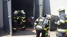 U požáru v autodílně v Kojetínské ulici v Přerově zasahovali ve středu po jedné hodině odpoledne hasiči. 