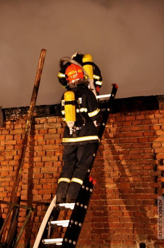 Požár střechy hospodářské budovy v Prusích u Beňova