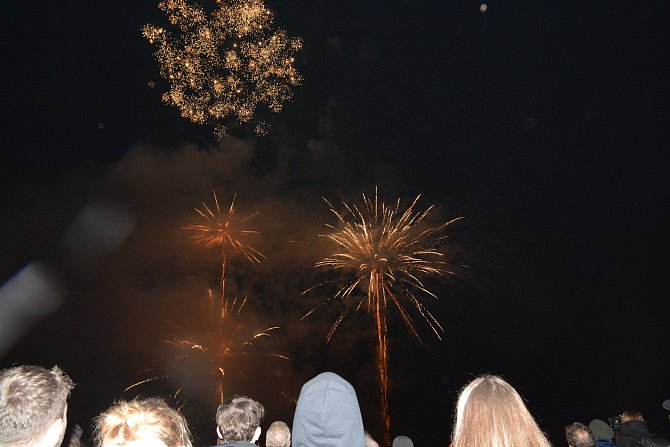 Nebe nad řekou Bečvou rozzářil v neděli vpodvečer novoroční ohňostroj