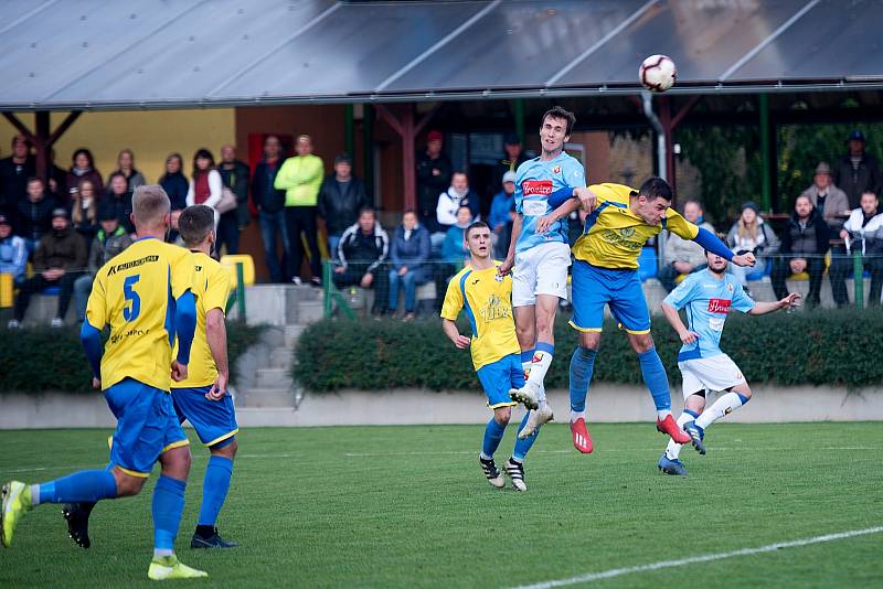 Fotbalisté Kozlovic doma remizovali s Hranicemi (v modrém) 1:1.