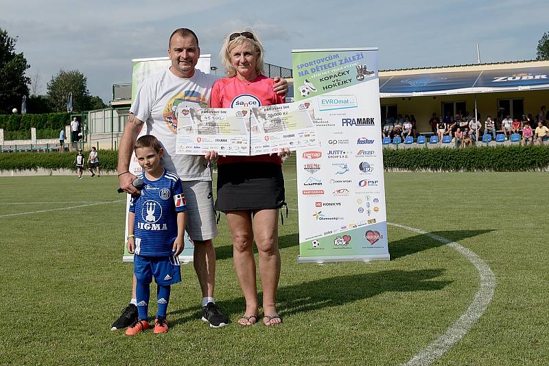 Benefiční fotbalové utkání v Kozlovicích mezi výběrem Kopaček (v bílém) a Hokejek (v červeném)