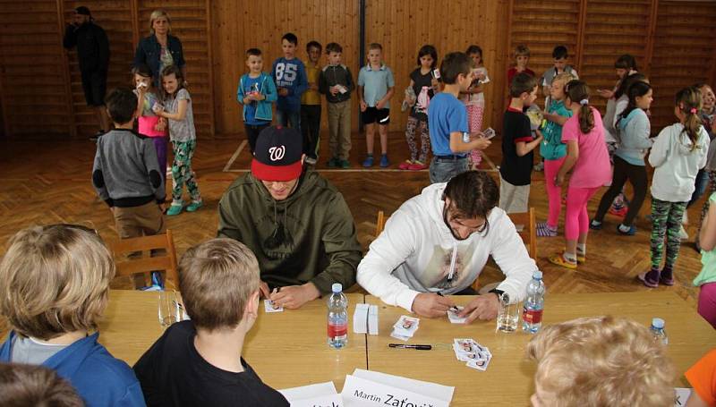 Hokejoví reprezentanti a přerovští odchovanci Tomáš Kundrátek a Martin Zaťovič navštívili ZŠ Želatovská v Přerově