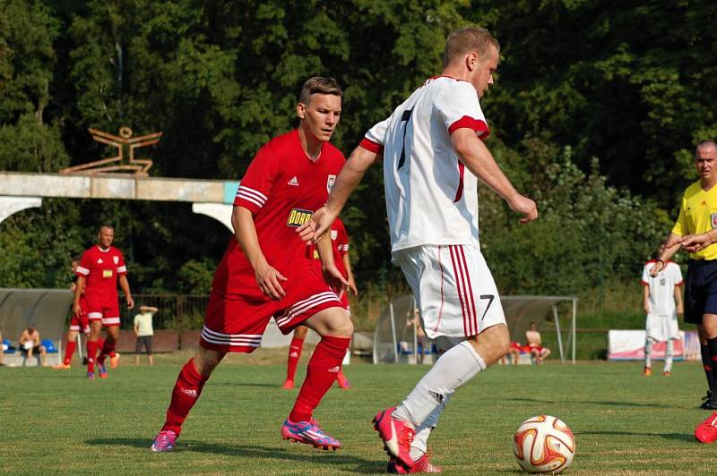 Fotbalisté Kojetína (v bílém) proti Kralicím na Hané