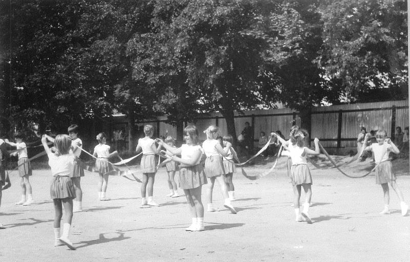 Dny Požárníků 16. června 1985. Oslavy 80. výročí založení svazu PO v Oseku nad Bečvou. Při slavnost na hřišti předvedli spartakiádní skladby žáci místní ZŠ.