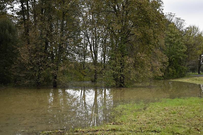 Rozvodněná Morava v Kojetíně, zaplavila třeba i fotbalové hřiště nebo loděnici. 15.10. 2020