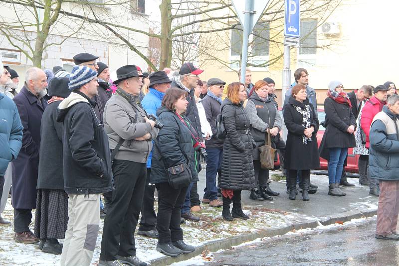 ŠOA. V Lipníku nad Bečvou odhalili památník obětem holocaustu. Je na něm 164 jmen židovských obyvatel města, kteří nepřežili hrůzy koncentračních táborů.