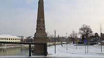 Přerovsko zasypal z neděle na pondělí sníh a při jeho odklízení se pořádně zapotili pracovníci technických služeb i cestáři. V pondělí musel být uzavřen i městský hřbitov.