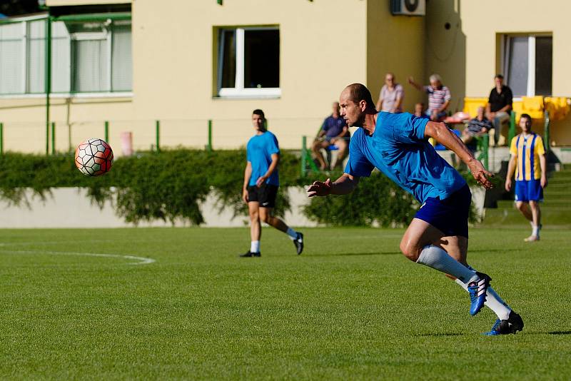 Benefiční utkání mezi FK Kozlovice a HC Zubr Přerov v roce 2017