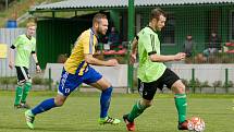 Fotbalisté Kozlovic (v pruhovaném) remizovali s Jeseníkem 2:2.