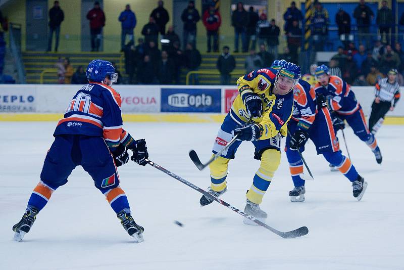 Hokejisté Přerova (ve žlutém) proti Litoměřicím