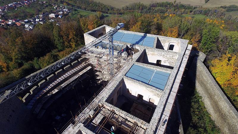 Rekonstruovaný hradní palác na hradě Helfštýn kryjí skleněné střechy. Říjen 2019