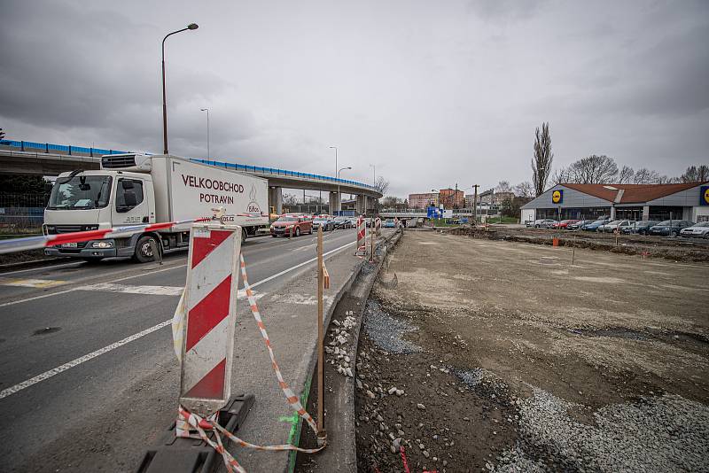 Dokončovací práce na estakádě v Předmostí - ta má zrychlit dopravu na tahu Olomouc - Zlín přes Přerov. 15. dubna 2021