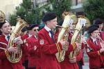 ZUŠ Open: dechový orchestr Haná ZUŠ Bedřicha Kozánka prošel Přerovem, na náměstí posluchačům zahrál na bicí nástroje soubor Drum Kids