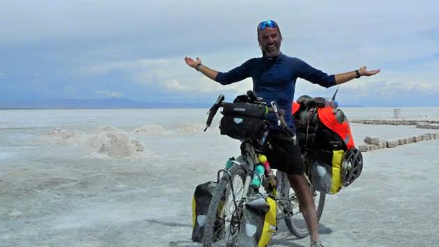 Cestovatel a hudebník Pavel Kadlíček z Rokytnice u Přerova projel před dvěma lety na kole Patagonii. Vánoce prožil v Bolívii.