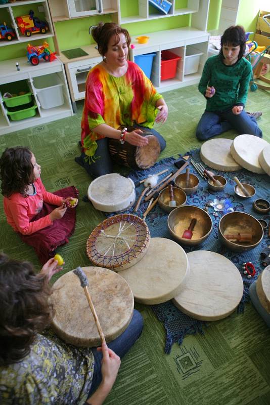 Muzikoterapeutka a arteterapeutka používala k předjarní meditaci šamanské bubny a vytváření mandal