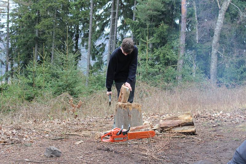 V rozhledně funguje i občerstvení, kde zájemci mohou nakoupit buřty nebo klobásu k opečení, vyjít na vyhlídkovou plošinu a rozhlédnout se po krajině a také si oddechnout v teple.