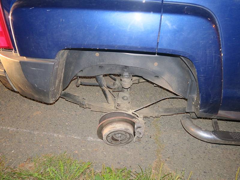 Z Hummeru upadlo kolo, poškodilo zaparkované auto v ulici Mlýnský příkop v Hranicích