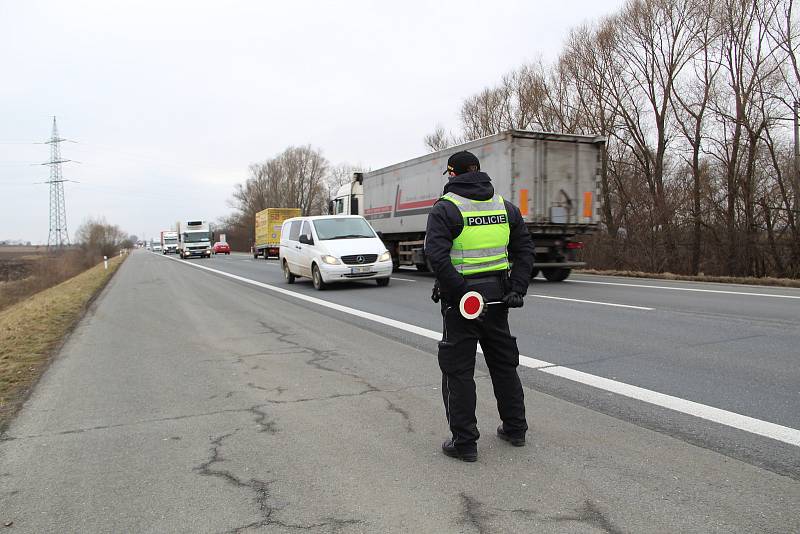 Policejní kontroly řidičů u sjezdu na dálnici u Horní Moštěnice - 1. března 2021