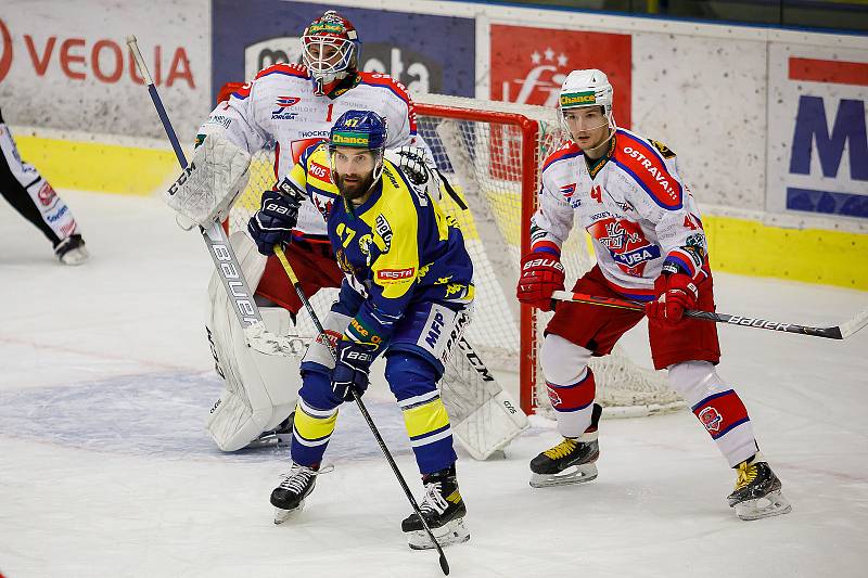 Hokejisté Přerova (v modrém) ve čtvttfinále play-off proti Porubě.