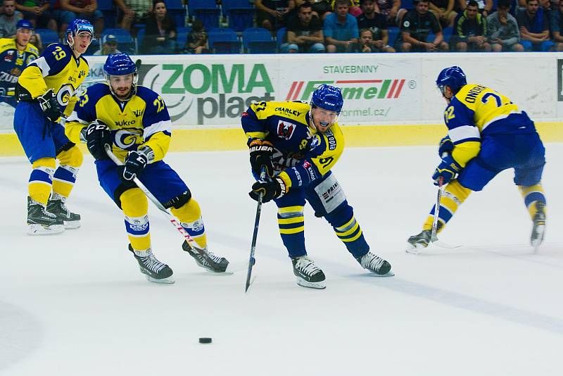 Hokejisté HC Zubr Přerov (v modrých dresech) v přípravě proti Aukro Berani Zlín.