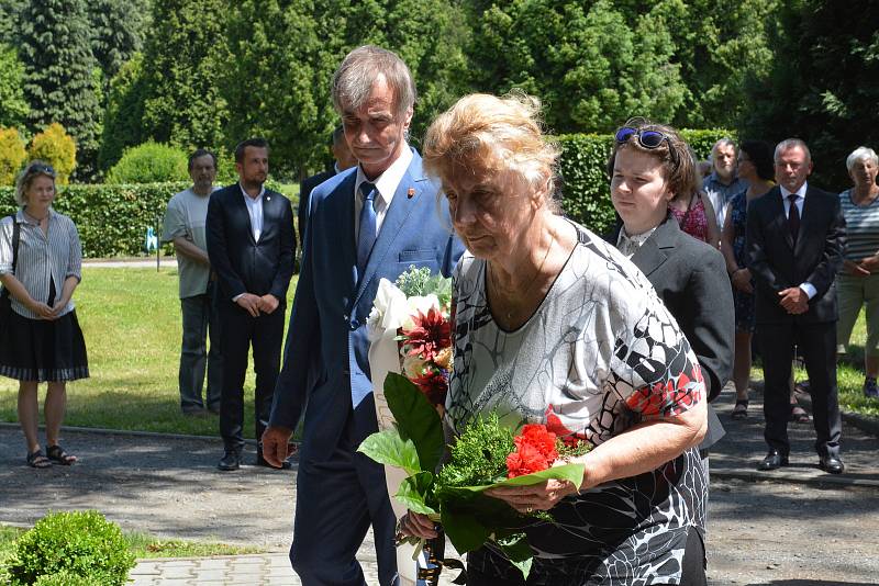 V Přerově si v sobotu odpoledne připomněli poválečnou tragédii - masakr na Švédských šancích. Pietní akt se konal na dvou místech - na Městském hřbitově v Přerově a u kříže na Švédských šancích. Právě v těchto místech bylo v noci z 18. na 19. června 1945 