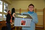 Sčítání hlasů z prvního kola prezidentské volby ve volebním okrsku v budově Mateřské školy Lešetínská v Přerově