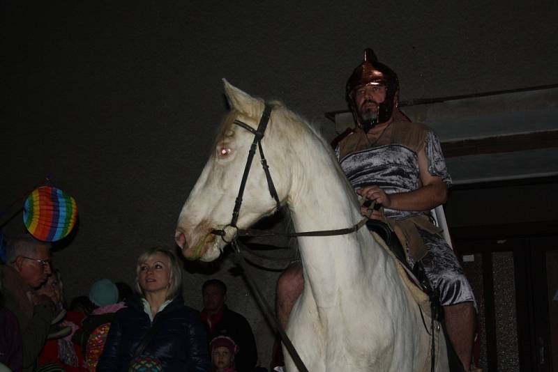 Martin na bílém koni vedl průvod, v Kokorách pak začalo i sněžit.