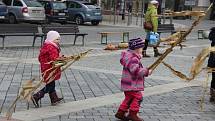 Originální koberec z přírodnin vznikal ve středu dopoledne na náměstí T. G. Masaryka pod rukama dětí z přerovských mateřských škol. Děti si s sebou přinesly listí, šišky, ale i kukuřičné šustí. 