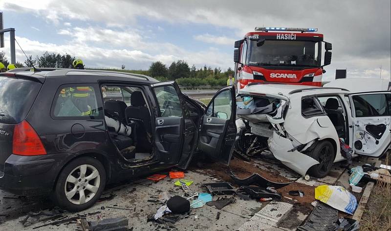 Srážka čtyř aut, při kterém se zranilo sedm osob,  na dálnici D1 u Lipníku nad Bečvou