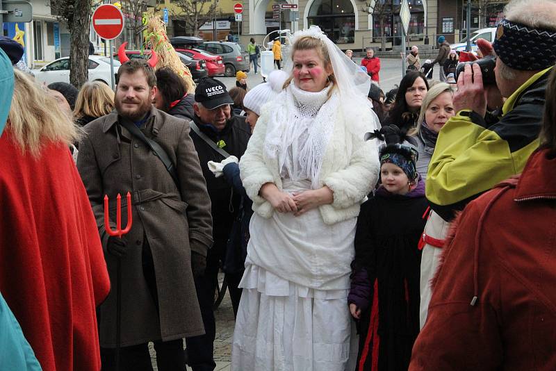 Přerovem prošel masopustní průvod. Nechyběli stárek se stárkovou, medvěd i smrtka.