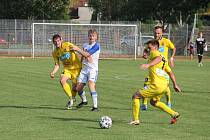 Fotbalisté 1. FC Viktorie Přerov (v bílém) proti FC Strání.