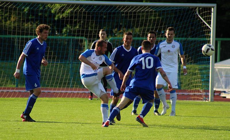 Fotbalisté Přerova v domácím utkání s TJ Sokol Ústí (v modrém)