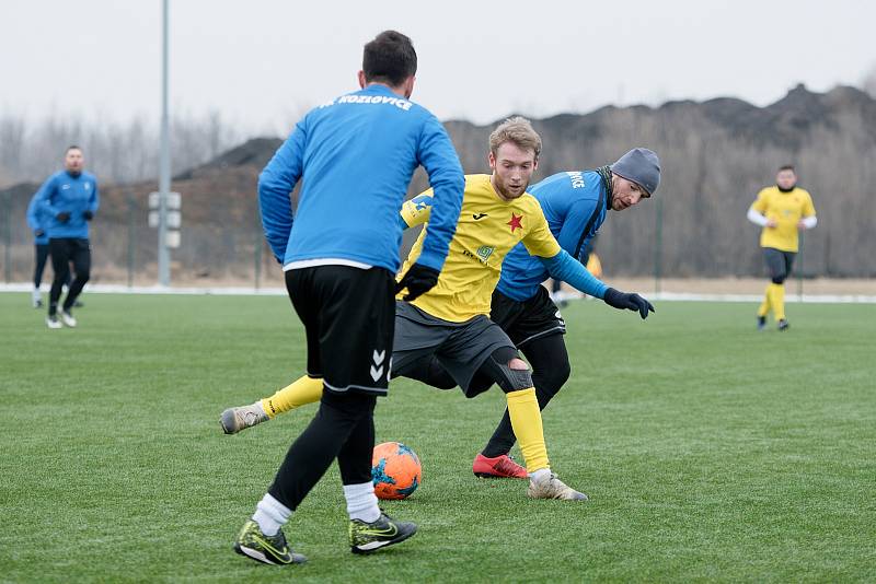 Fotbalisté Kozlovic (v modrém) v přípravě na půdě Kroměříže.