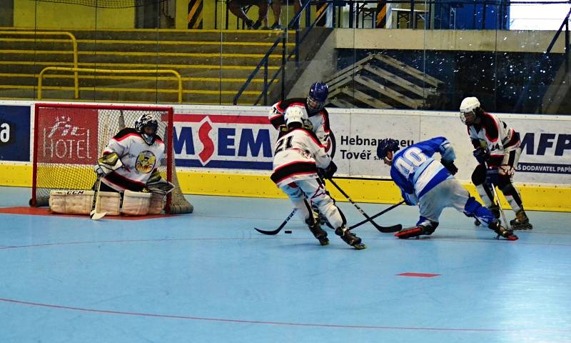 IHC Night Birds Přerov (v bílém) ve finále extraligy porazili IHC Čerti Kladno