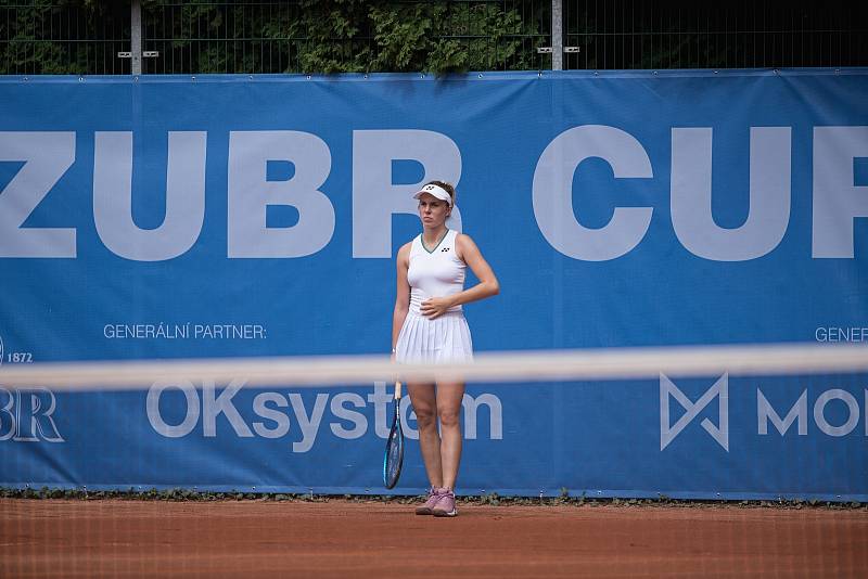 Linda Nosková (v bílém) ve finále turnaje Zubr Cup by OKsystem proti Rumunce Alexandře Ignatikové.