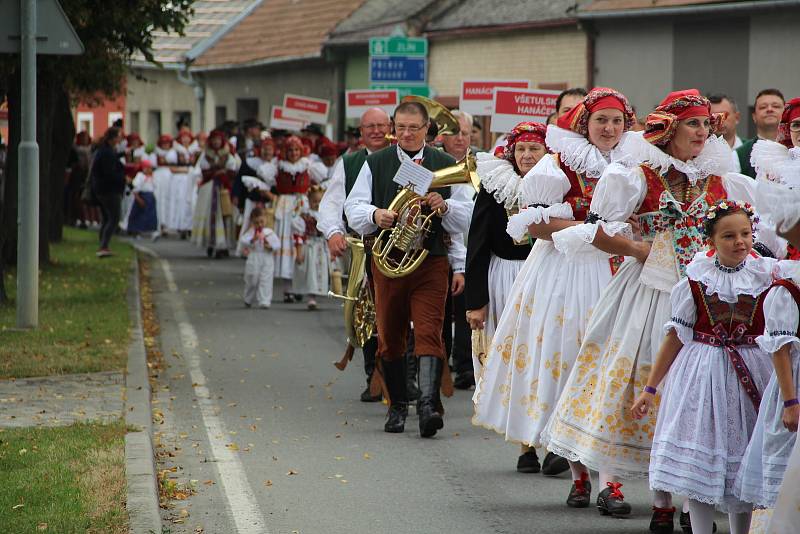 Město Tovačov oslavilo 700 let od svého založení velkolepým krojovaným defilé sedmi stovek Hanáků, kteří prošli v průvodu městem. Součástí Svatováclavských hodů byla i slavnostní bohoslužba ve zdejším kostele.