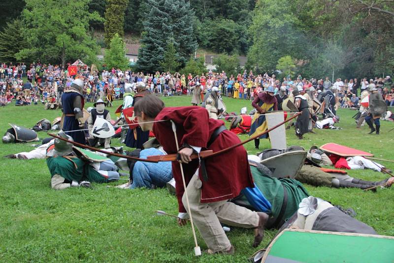 Řinčení mečů se rozléhalo během soboty parkem ve Veselíčku. Třetí ročník akce Dobývání Moravské brány měl jasné téma – vladaře Karla IV. Milníky z jeho života rozdělené do scének mohli návštěvníci vidět během celého dne. 